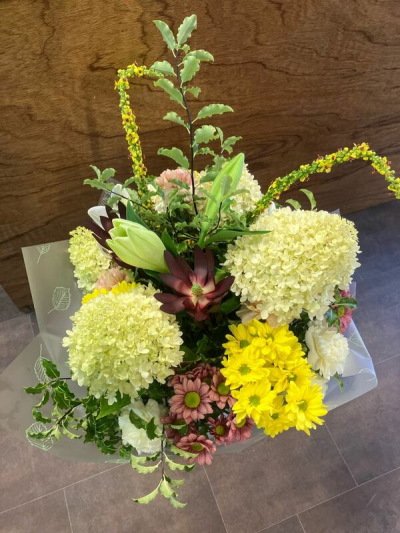 Country selection - Lovely country flower mix delivered in water
